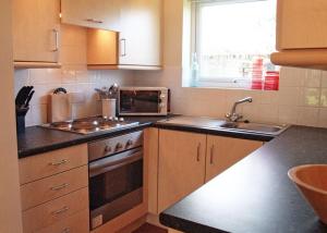 A kitchen or kitchenette at Waterside Park 