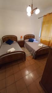 zwei Betten in einem Zimmer mit in der Unterkunft Calle San Pablo y Plaza Mayor in Salamanca