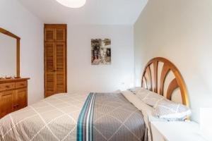 1 dormitorio con cama y tocador de madera en Apartamento Daniella en Puerto Naos