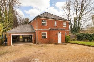 ein großes rotes Backsteinhaus mit Garage in der Unterkunft Spacious retreat in the heart of Tunbridge Wells Pass the Keys in Royal Tunbridge Wells