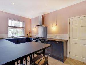 eine Küche mit einer schwarzen Arbeitsplatte und einem Waschbecken in der Unterkunft Spacious retreat in the heart of Tunbridge Wells Pass the Keys in Royal Tunbridge Wells