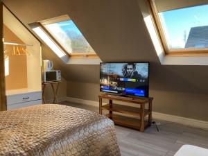 - une chambre avec un lit et une télévision à écran plat dans l'établissement Jacks Court B2, à Stalybridge