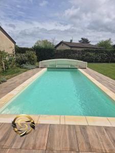 una piscina en un patio con piscina en Tiny House Saint Cyr sur Menthon en Saint-Cyr-sur-Menthon