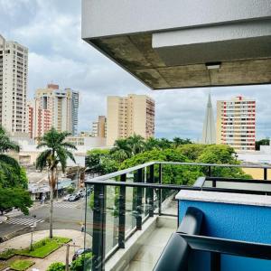 a balcony with a view of a city with buildings at Studio em Maringá in Maringá
