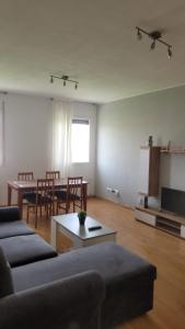 ein Wohnzimmer mit Sofa und Tisch in der Unterkunft Casa Cattleya in Almazán