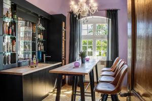 Nápoje v ubytování Schloß Falkenhaus + 10 fotografií