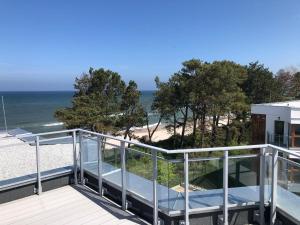 Elle comprend un balcon offrant une vue sur la plage. dans l'établissement Appartement in Gski mit Terrasse, à Gąski