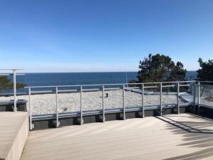 - une vue sur la plage depuis une promenade dans l'établissement Appartement in Gski mit Terrasse, à Gąski