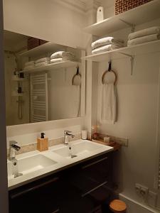 a bathroom with a white sink and a mirror at Cosy T3, proche centre ville in Aix-en-Provence +13 photos