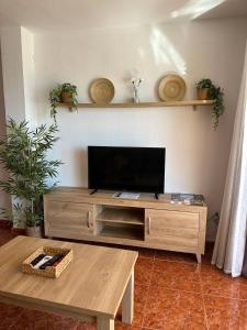 Una sala de estar con televisión y una mesa de café. en Nonna Beach Apartment Two-Bedroom, en Rincón de la Victoria 10 fotos más