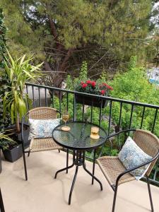 a patio with a table and chairs on a balcony at Cosy T3, proche centre ville in Aix-en-Provence