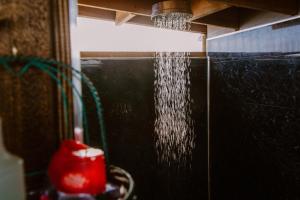 prysznic z wodą wychodzącą z okna w obiekcie Rosgarron Safari Canvas Lodge Glorious Glamping w mieście Magherafelt