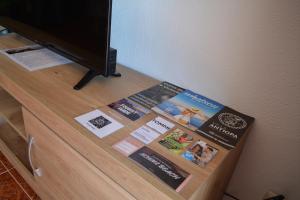 En tv och/eller ett underhållningssystem på Nonna Beach Apartment Two-Bedroom