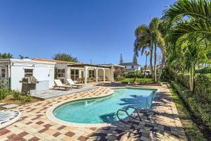 een zwembad voor een huis bij The Glenn House Vacation Home - New in West Palm Beach