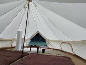 Zelt mit einem Bett und einem Tisch in der Unterkunft Glamchette Okayama -Glamping & Auto Camp- - Vacation STAY 19593v in Mimasaka