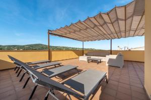a patio with chairs and an umbrella on a roof at Ferienhaus mit Privatpool für 7 Personen ca 272 qm in Son Carrio, Mallorca Südostküste von Mallorca in Son Carrió