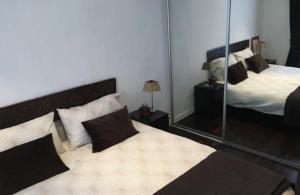 1 dormitorio con 2 camas y un espejo grande en CENTRAL 1BR IN CANNES, en Cannes