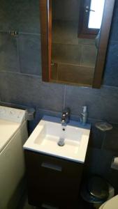 Ванная комната в Kyma House -150m from the beach