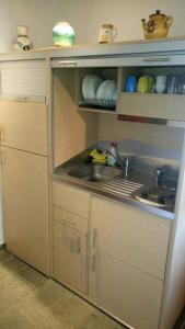 Кухня или мини-кухня в Kyma House -150m from the beach
