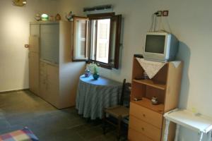 Кухня или мини-кухня в Kyma House -150m from the beach
