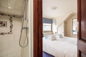 ein Schlafzimmer mit Dusche und ein Bett mit Handtüchern in der Unterkunft The Old Townhouse - Room 4 in Poole
