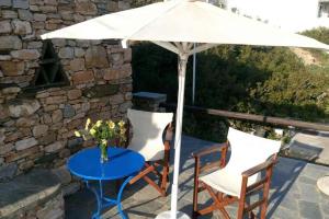 Патио или другая зона на открытом воздухе в Kyma House -150m from the beach
