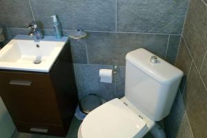 Ванная комната в Kyma House -150m from the beach