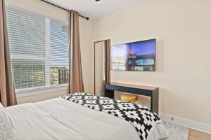 a bedroom with a bed and a window at Luxurious Urban Retreat with Amazing Amenities in Tampa