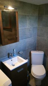 Ванная комната в Kyma House -150m from the beach