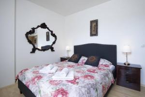 sypialnia z łóżkiem z dwoma ręcznikami w obiekcie Villa Kostre w mieście Loborika