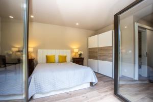 una camera da letto con letto e cuscini gialli di Quinta Santo Antonio a Gouveia