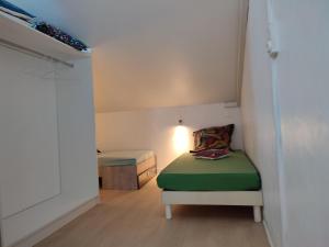 A bed or beds in a room at GITE PEI LA VANILLE "Studio Duplex TI Kaz"