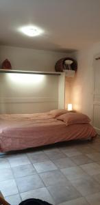 - une chambre avec un lit avec une étagère sur le mur dans l'établissement Studio du pêcheur, à Collioure
