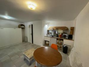 une chambre avec une table et une cuisine avec un comptoir dans l'établissement Studio du pêcheur, à Collioure