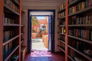 otwarte drzwi do pokoju z książkami w obiekcie Quinta dos Amigos w mieście Almancil