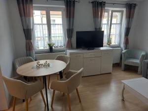 TV a/nebo společenská místnost v ubytování Ferienwohnung Schwabenstuben