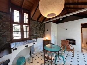 um quarto com uma mesa e cadeiras e um quarto com beliches em Casa Jardín Tropical em Los Llanos de Aridane