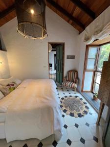 um quarto com uma cama grande e uma cadeira em Casa Jardín Tropical em Los Llanos de Aridane