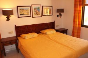 A bed or beds in a room at Liebevoll eingerichtet, ruhiges Ferienapartment mit separatem Schlafzimmer