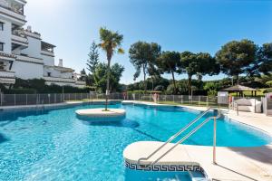 Bassenget på eller i nærheten av ViVi Homes - Robina - Pool - Terrace - close to beach