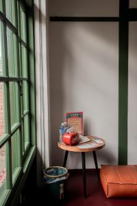 Una pequeña mesa en una habitación junto a una ventana en Xinghua Room en Kaohsiung