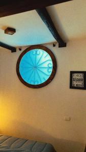 a round window on the wall of a bedroom at Apartamento Pardo1945 TIPO INDUSTRIAL in Mompós