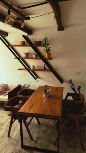 uma sala de estar com uma mesa de madeira e prateleiras em Apartamento Pardo1945 TIPO INDUSTRIAL em Mompós
