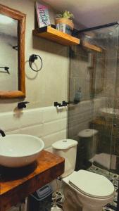 uma casa de banho com um WC e um lavatório em Apartamento Pardo1945 TIPO INDUSTRIAL em Mompós
