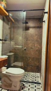 uma casa de banho com um WC e um chuveiro em Apartamento Pardo1945 TIPO INDUSTRIAL em Mompós