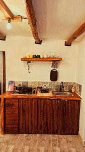 uma cozinha com um lavatório e uma bancada em Apartamento Pardo1945 TIPO INDUSTRIAL em Mompós