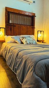 um quarto com uma cama grande e 2 candeeiros em Apartamento Pardo1945 TIPO INDUSTRIAL em Mompós