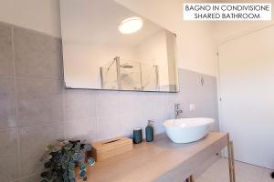 普埃尼亞戈的住宿－Maeva Guesthouse，一间带水槽和镜子的浴室