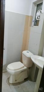 een badkamer met een toilet en een wastafel bij Areej tower in Islamabad