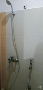 een douche met een slang in de badkamer bij Areej tower in Islamabad